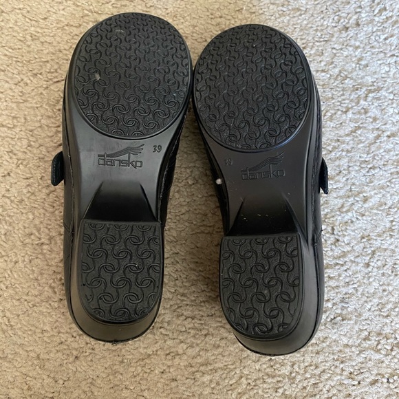 Closed Toe Clogs - Picture 4 of 4